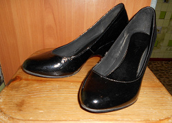 Отдается в дар «Женские лаковые туфли. 39-й размер.»