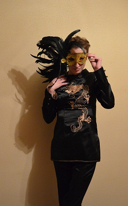 Отдается в дар «Женский «китайский» костюм черного цвета с золотыми драконами»
