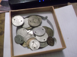 Отдается в дар «монеты на ХМ с дырочками»