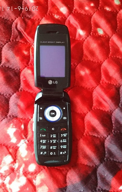 Отдается в дар «Телефон LG S5100»