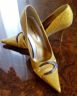 Отдается в дар «Туфли женские, золотые,37 размер»