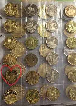 Отдается в дар «Лепесток из садов Мирабель и монетный жетон из собора святого Вита»