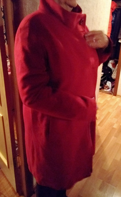 Отдается в дар «Новое женское пальто красного цвета — как раз на «после лета» :)»