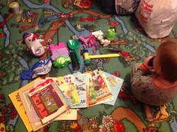 Отдается в дар «Пакет игрушек и книжек для детей»