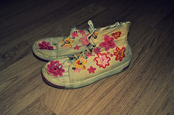 Отдается в дар «для девочек обувь.»