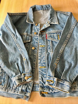 Отдается в дар «Куртка джинсовая на 7-8 лет»