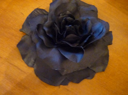 Отдается в дар «Черная тканевая роза брошь-заколка.»