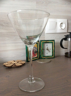 Отдается в дар «Одинокий бокал для мартини.»