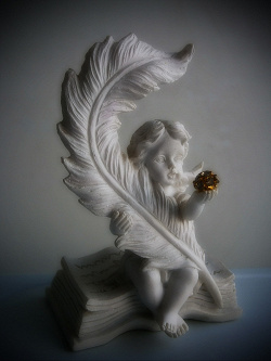 Отдается в дар «Статуэтка ангел с книгой»
