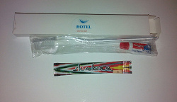 Отдается в дар «Сахарки и зубная щетка с пастой из отеля»