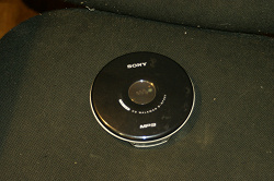 Отдается в дар «CD-MP3 плеер Sony D-NF007 с АМ/FM радио — работающий от пары пальчиковых батареек/аккумуляторов»