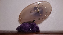 Отдается в дар «Часы с натуральным камнем и ящеркой»