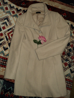 Отдается в дар «Демисезонное пальто женское размер 42»