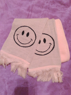 Отдается в дар «яркий позитивный шарф со смайликом»