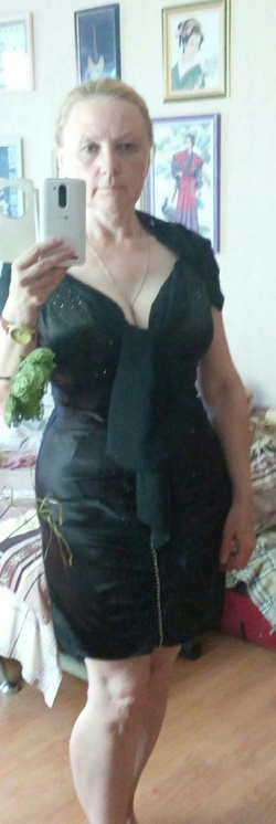 Отдается в дар «Черное коктейльное платье со стразами»
