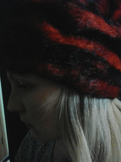 Отдается в дар «Красные шапки женские зимние.»