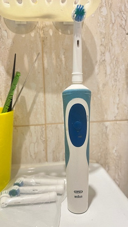 Отдается в дар «Электрическая зубная щетка Oral B»