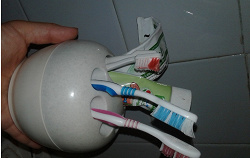 Отдается в дар «Подставка в ванну для зубных щеток»