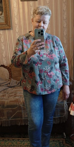 Отдается в дар «Женская кофточка 62 размера»
