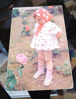 Отдается в дар «открытка с девочкой и розой, 1968г»