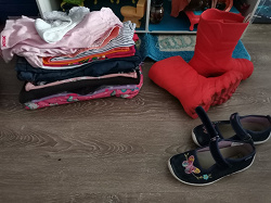 Отдается в дар «Одежда и обувь для девочки 4-6 лет»