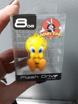 Отдается в дар «USB флешка Looney Tunes 8 гб»