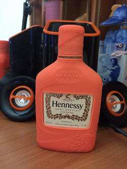 Отдается в дар «Бутылочка из под Hennessy в силиконовом чехле»