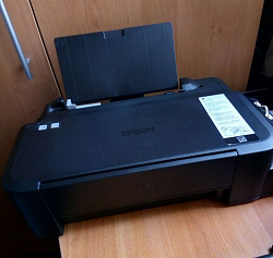 Отдается в дар «Струйный принтер Epson L120 (практически рабочий, с мелким нюансом)»