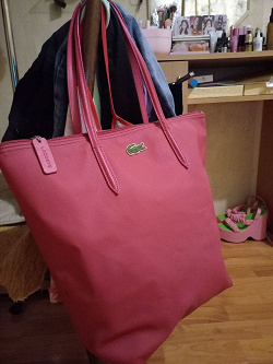Отдается в дар «Ярко-розовая сумка Lacoste»