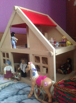 Отдается в дар «Деревянный кукольный домик с мебелью и семьёй»