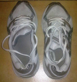 Отдается в дар «кроссовки asics»
