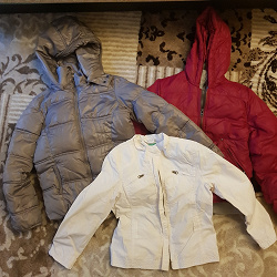Отдается в дар «Три детских куртки, на девочку 7-9 лет»