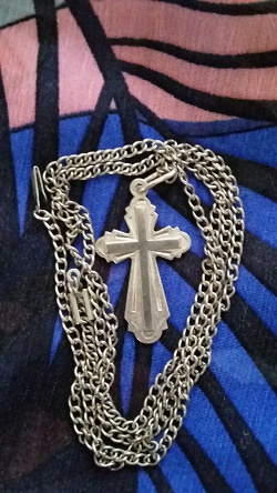 Отдается в дар «серебро: 3 цепочки, крестик и кулон.»