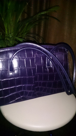 Отдается в дар «Кожанная фиолетовая сумка»