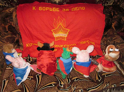 Отдается в дар «Back in USSR (флаги и пионерские галстуки).»