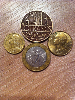 Отдается в дар «4 французские монеты»