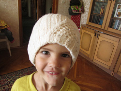 Отдается в дар «Много шапочек для девочки 3-6 лет»
