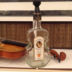 Отдается в дар «бутылка в форме скрипки»