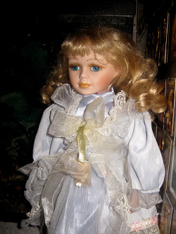 Отдается в дар «Белокурая фарфоровая кукла»