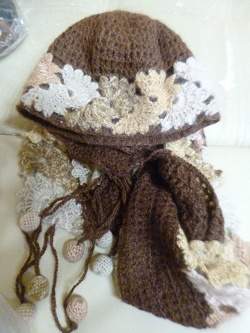 Отдается в дар «Женская шапка и шарф»