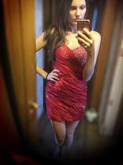 Отдается в дар «Красное новое коктейльное платье- 4 ед.»