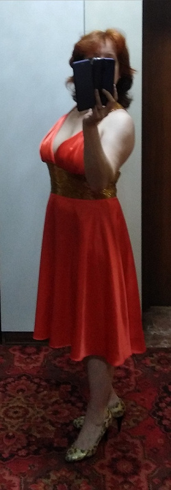 Отдается в дар «Коралловое коктейльное платье с золотым стеклярусом- 4 ед.»