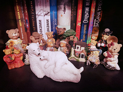 Отдается в дар «Мягкая игрушка кота и статуэтка медведей»
