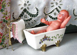 Отдается в дар «Ванна игрушечная и стойка для полотенец из «Дома мечты»»