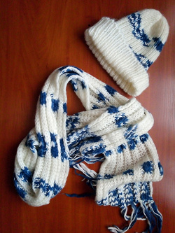 Отдается в дар «Шапка и шарф белый с сине-голубым»