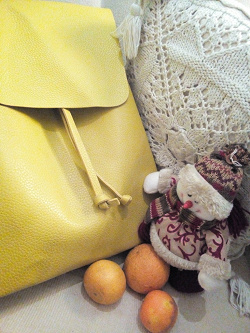 Отдается в дар «Желтый рюкзак из кожзама»