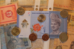 Отдается в дар «1 малазийский рингит + монетки Малайзии, Эмиратов и центы»