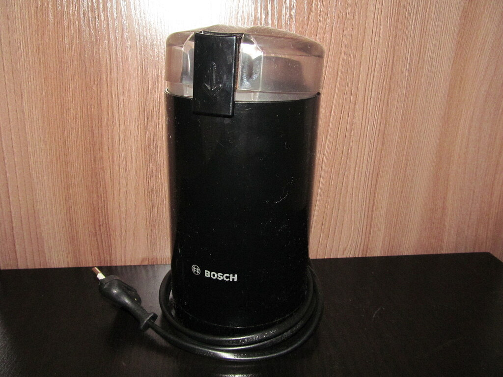 Открывать крышку кофемолки до полной остановки ножа. Кофемолка Bosch FD 8206. Кофемолка Bosch tsm6a014r. Кофемолка электрическая Bosch tsm6a014r красный. FD 7706 кофемолка Bosch.