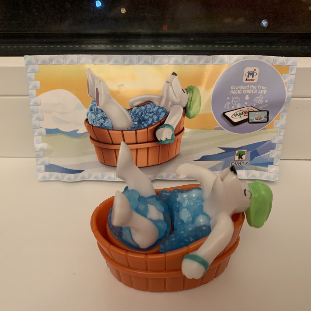 Игрушка из киндера мак. Киндер макси игрушки. Киндер макси пингвины игрушки. Киндер сюрприз макси игрушки. Игрушка из киндера мак.