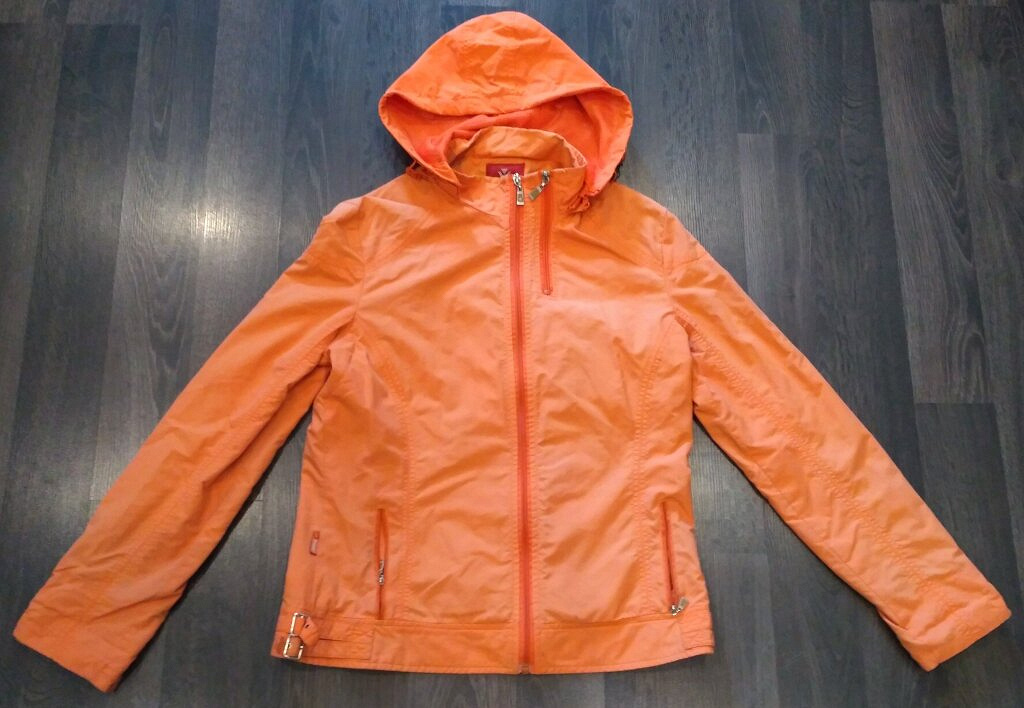 Куртка женская на авито москва. Racoon ветровка оранжевая. Ветровка оранжевая Marks&Spencer. Оранжевая ветровка женская.